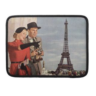 Vintage Tourists Traveling in Paris Eiffel Tower Sleeve For MacBook Pro