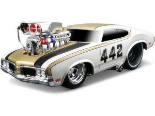 1970 Oldsmobile 442 White 1/24 "Muscle Machines" by Maisto 32236 Toys & Games
