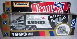 Oakland Raiders 1993 Ford Aeromax Tractor Trailer NFL Diecast Matchbox Truck Car Collectible  Sports Fan Toy Vehicles  Sports & Outdoors