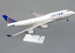Daron Skymarks United 747 400 Post Co Merge Model Kit with Gear (1/200 Scale) Toys & Games