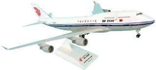 Daron Skymarks Air China 747 400 Model Kit with Gear (1/200 Scale) Toys & Games