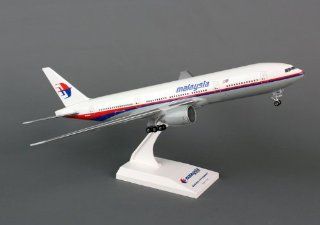 Skymarks Mas 777 200 1/200 W/GEAR & Spinning Engines   Hobby Model Airplane Building Kits