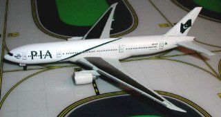 Pakistan International Airlines 777 200LR 1 400 Dragon Wings Toys & Games