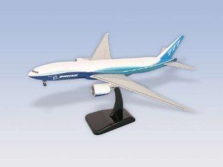 Hogan Wings B777 200F 1/200 Snap Fit Model Airplane Toys & Games