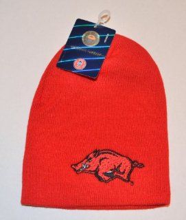 Arkansas Razorbacks Solid Red Skull Cap   NCAA Cuffless Winter Knit Toque Hat  Sports Fan Beanies  Sports & Outdoors