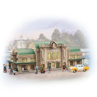 Legendary Union Station Sculpture Train Accessory by Hawthorne Village   Collectible Building Accessories