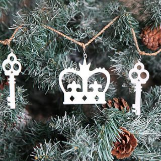 christmas crown and key garland by red berry apple