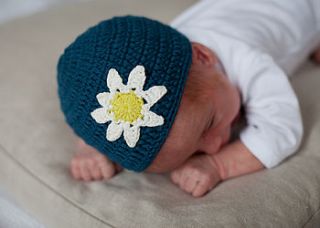 daisy crochet hat by blade and rose