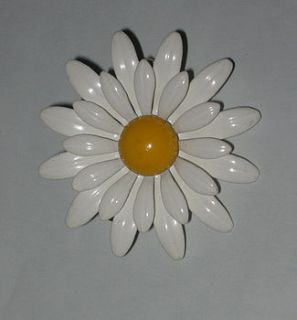 vintage daisy flower brooch by maison ami