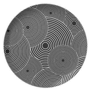 Black and White Retro Circles Pattern Party Plates