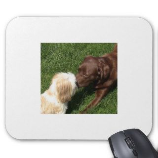 Adorable kissing Shihtzu and Chocolate Lab dogs Mousepad