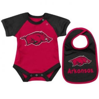 NCAA Unisex Infant/Toddler Arkansas Razorbacks Infant Derby Onesie & Bib Set (Cardinal, 0 3 mo)  Infant And Toddler Sports Fan Apparel  Clothing