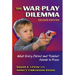 The War Play Dilemma What Every Parent And Teacher Needs to Know (Early Childhood Education Series (Teachers College Pr)) (Early Childhood Education (Teacher's College Pr)) Diane E. Levin, Nancy Carlsson Paige 9780807746387 Books